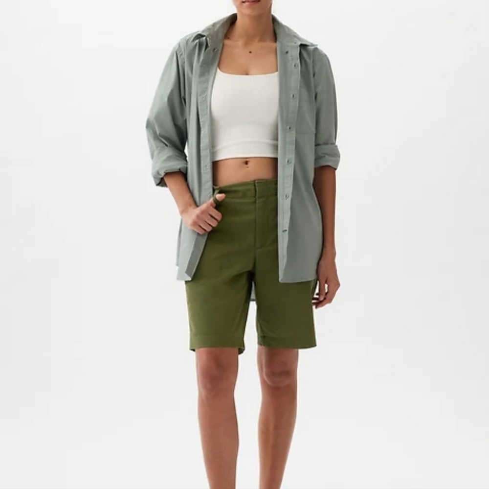 GAP Women's sOlive Utility Flat-Front Bermuda Short